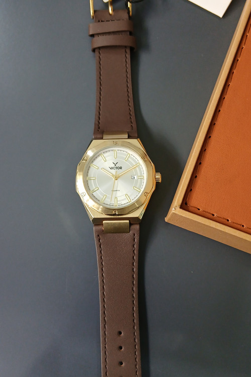 ساعت قهوه ای