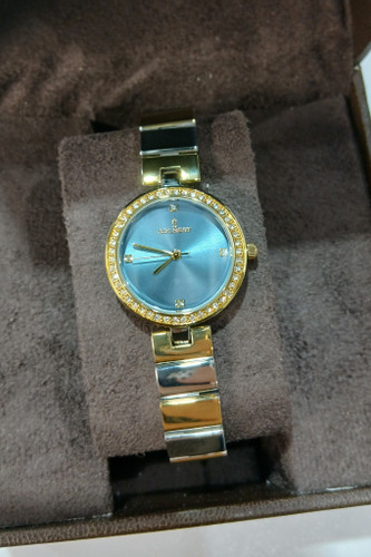 ساعت زنانه نگین دارد