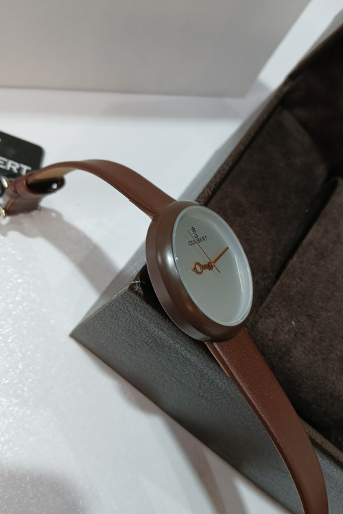 ساعت قهوه ای