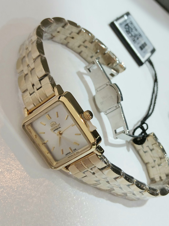 ساعت طلایی رنگ ثابت