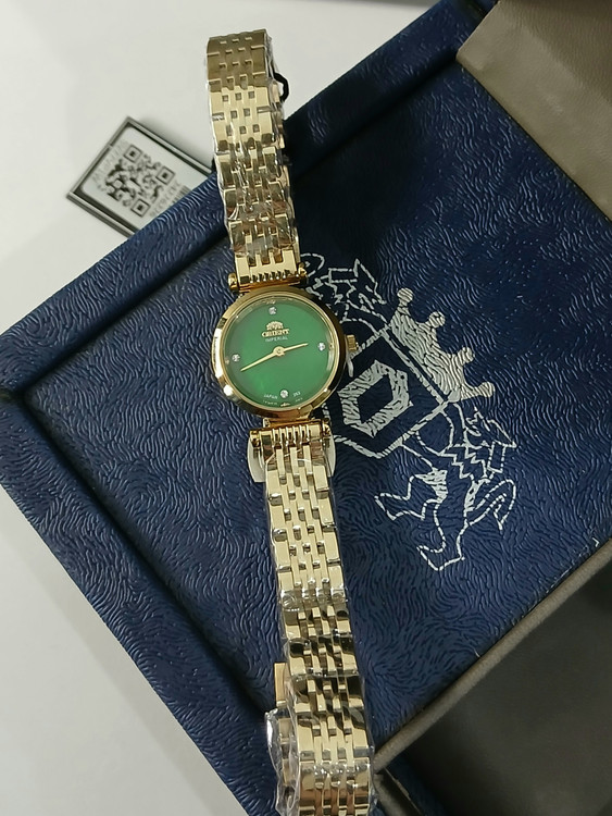 ساعت طلایی رنگ ثابت