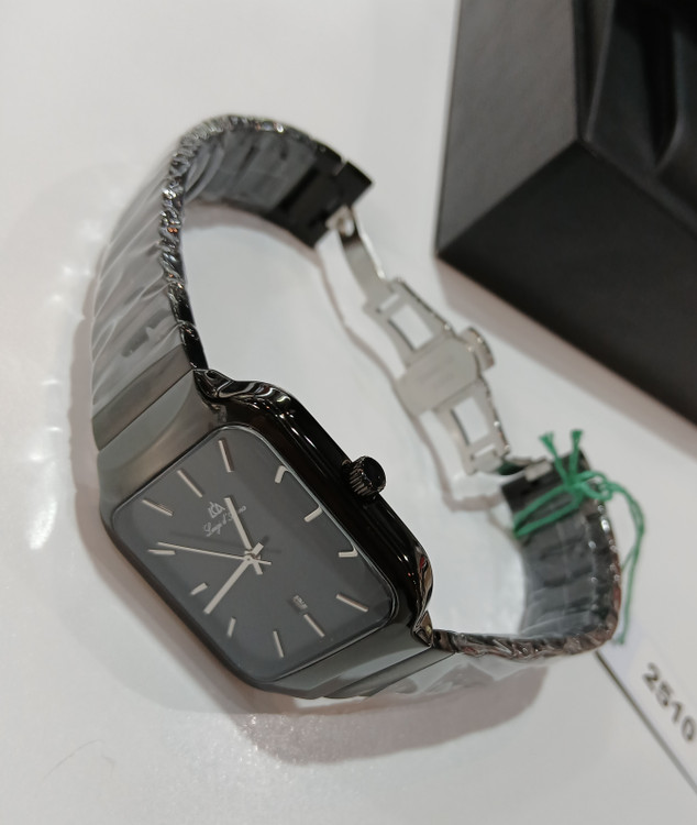 ساعت صفحه مربعی