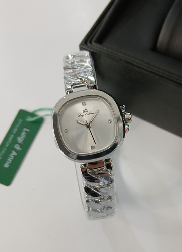 ساعت زنونه مربعی