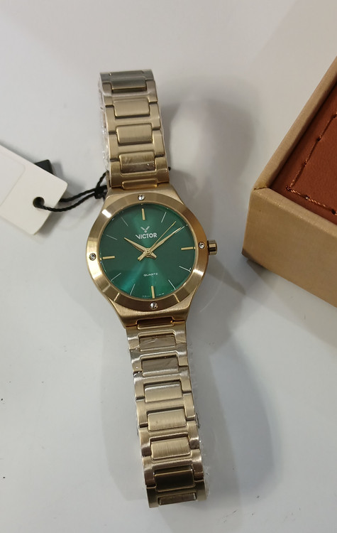 ساعت صفحه طلایی